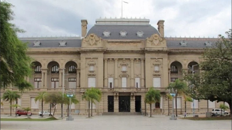 El gobierno provincial decretó un asueto para su administración el lunes 19.