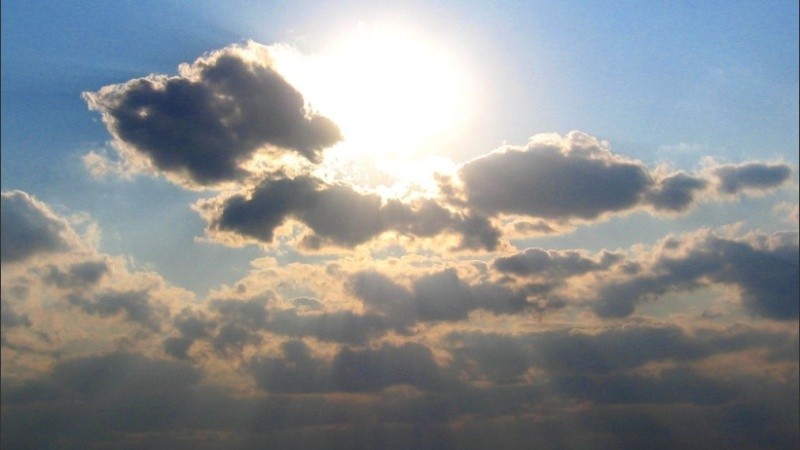 Se le cruzan nubes al sol. 