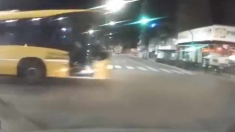 El colectivo destrozó el frente del automóvil por cruzar un semáforo en rojo.