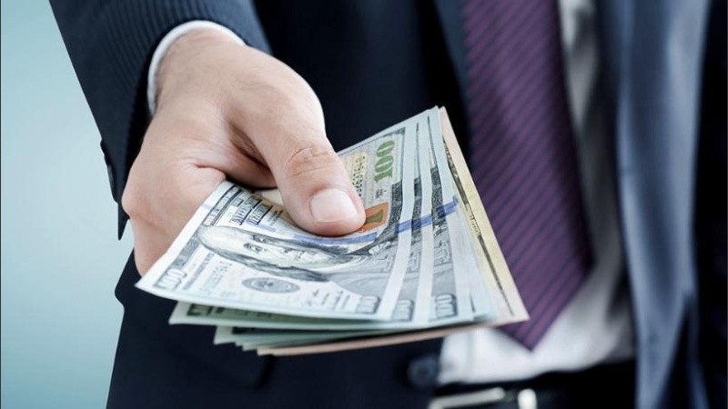 La gente no podrá comprar más de 10 mil dólares por mes.