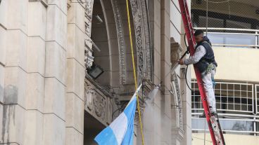 Un operario trabajando con una hidrolavadora sacando la suciedad de las paredes.