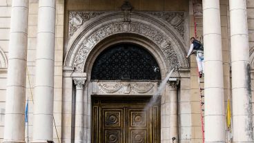 Este jueves continuaban los trabajos en el ingreso a la Basílica.