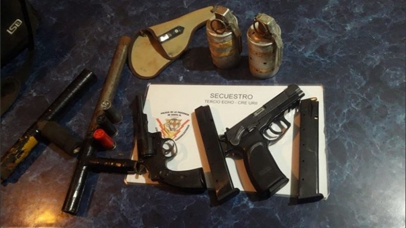 A los dos detenidos les secuestraron armas.