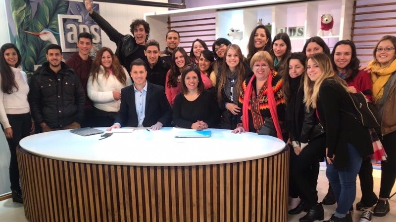 Los futuros locutores posaron para la foto con la escenografía de ADS. 