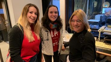 Dos futuras locutoras con la productora Araceli Colombo de Radio 2.