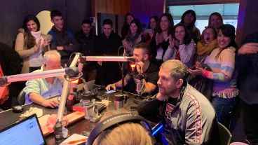 Los chicos ensayaron cómo presentar las noticias al aire de Radio 2.