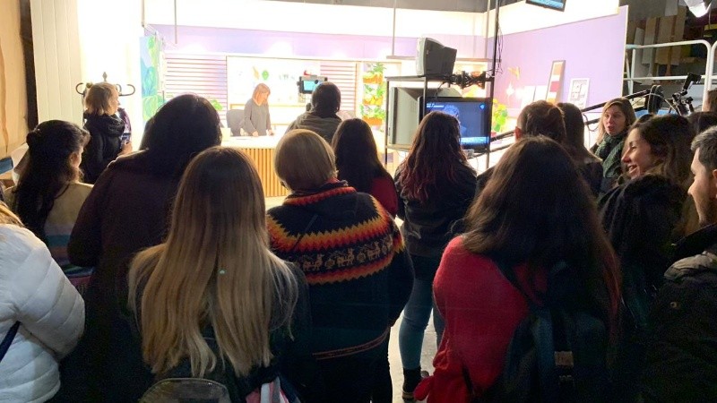 Los chicos vieron el detrás de escena de los noticieros.