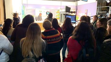 Los chicos vieron el detrás de escena de los noticieros.