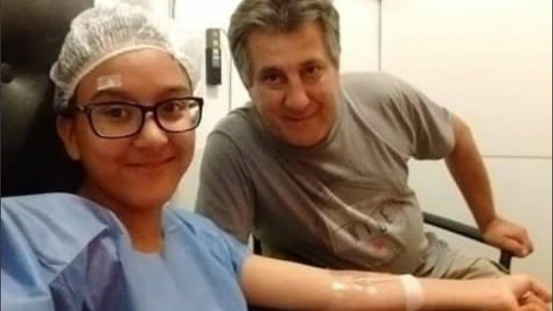 Berenice junto a su padre en uno de los tratamientos para mejorar su condición.