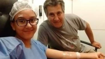 Berenice junto a su padre en uno de los tratamientos para mejorar su condición.