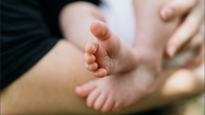 El bebé nació prematuro y debe alimentarse con una leche medicamentosa. 