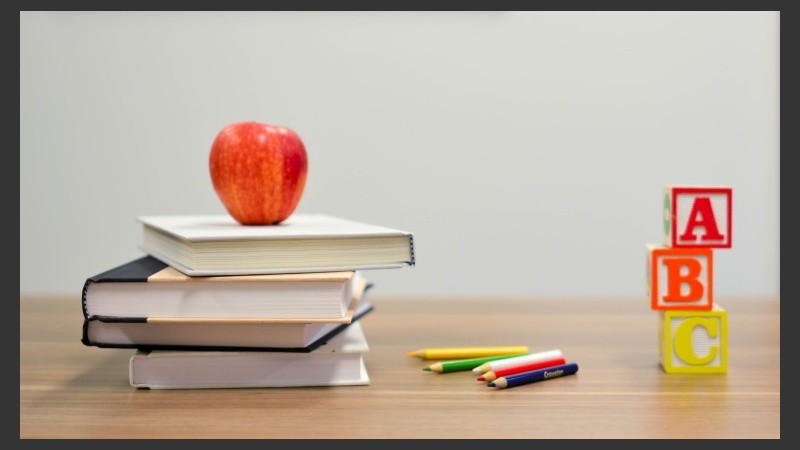 A lo largo de la obra se analizan las críticas dirigidas a la escuela.