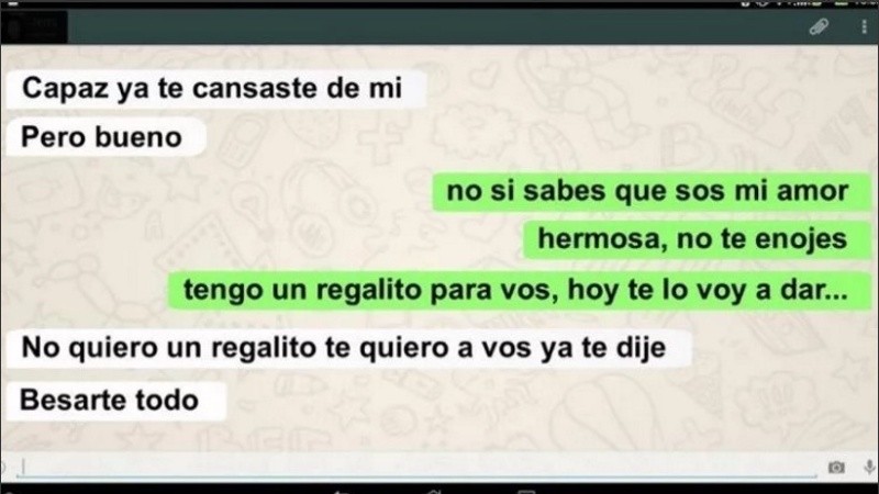 El chat de la maestra y el alumno que generó la denuncia. 