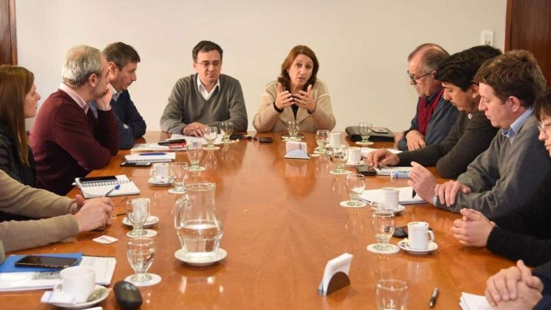 Fein encabezó la reunión de gabinete para prevenir efectos de la crisis.