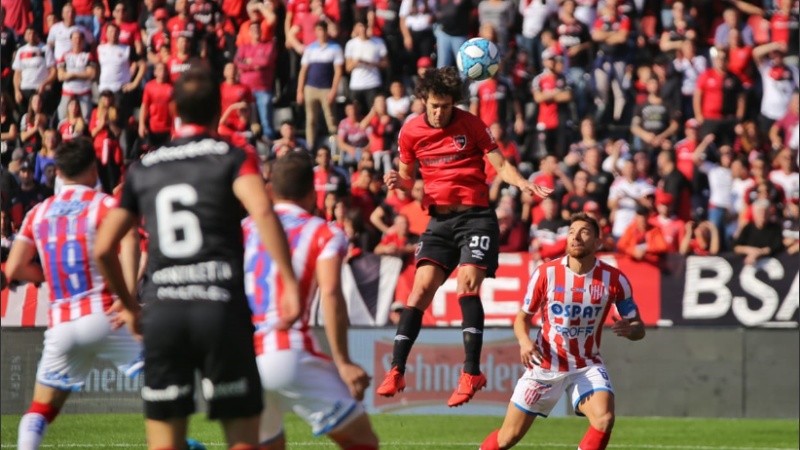 Albertengo tuvo una clarísima de cabeza al principio del partido.