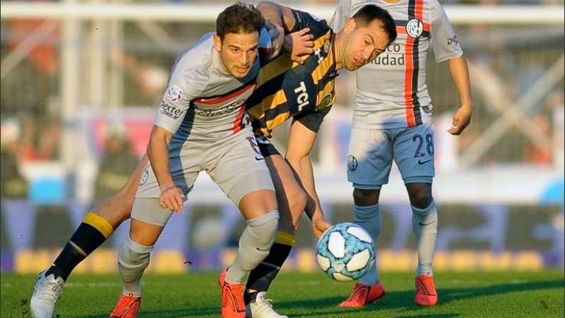 Rinaudo lucha por la pelota. Tercera fecha de la Superliga.