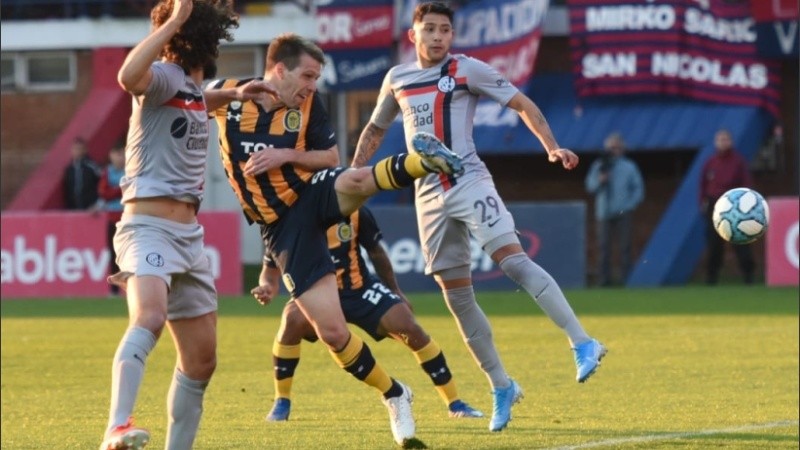 Riaño concreta el primer tanto de la tarde.