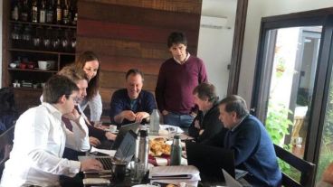 Hernán Lacunza junto a su equipo de trabajo.