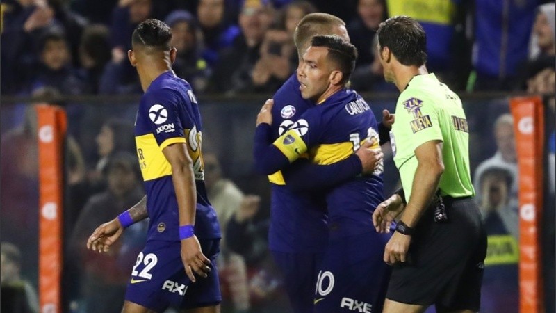 Tevez se abraza con De Rossi luego del primer tanto.