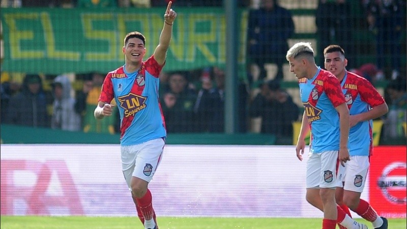 Álvarez Suárez, el número 11 de Arsenal, festeja su gol en Varela.