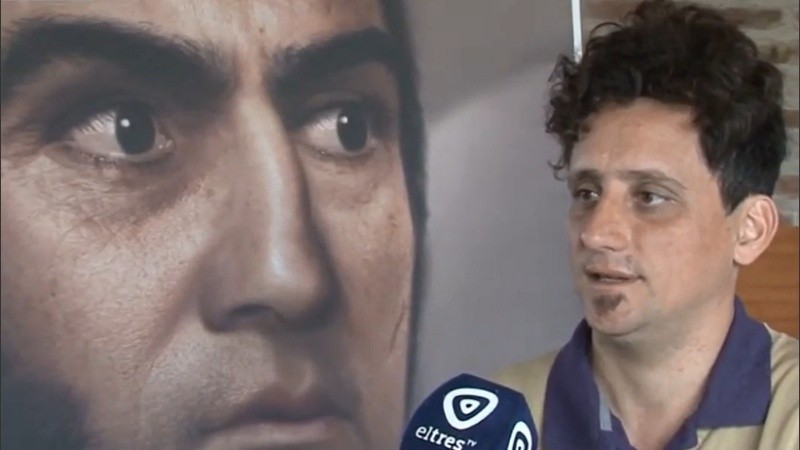El diseñador gráfico Ramiro Ghigliazza y el retrato de José de San Martín.