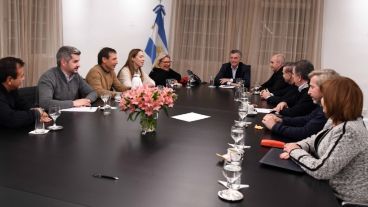 El oficialismo se divide entre gobernar y hacer campaña.