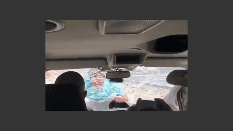 El propietario permaneció unos seis minutos en el capó del vehículo.