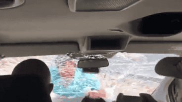 El propietario permaneció unos seis minutos en el capó del vehículo.