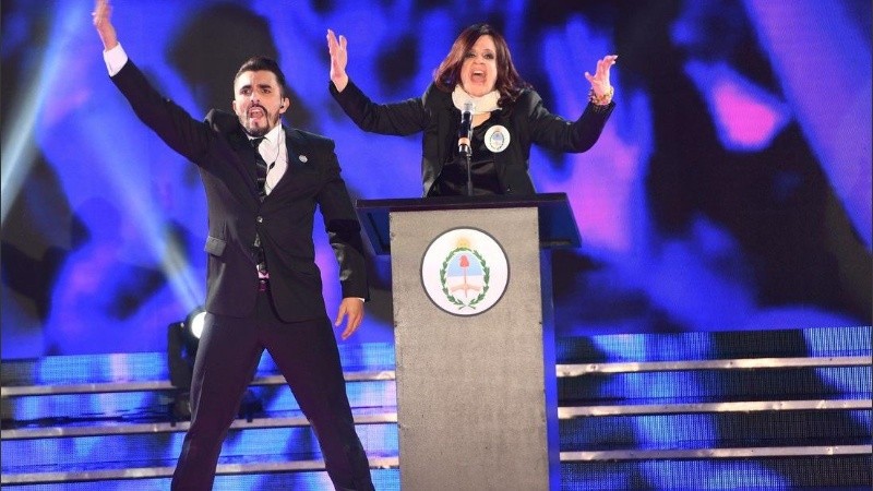 Tras un mal movimiento, la actriz resbaló y terminó cayéndose al suelo.