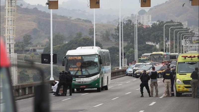 El momento de mayor tensión tras el secuestro del colectivo con 40 pasajeros. 