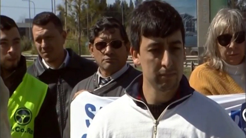 La protesta de los remiseros se hizo visible en la entrada al Aeropuerto Internacional Rosario. 