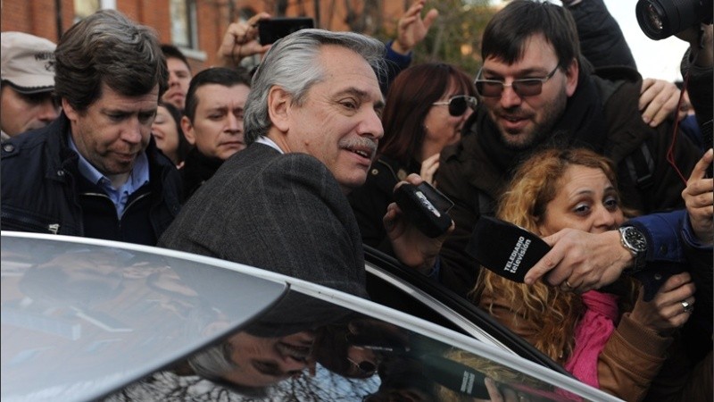 Fernández es abogado y docente de profesión.