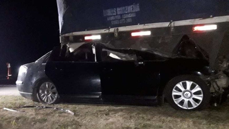 El Citroen quedó debajo del acoplado del camión. 