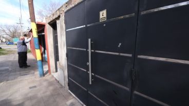 El portón de la casa quedó marcado por dos balazos.