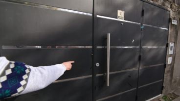 Dos balazos al portón y una amenaza de muerte.