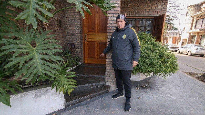 Andrés encontró al bebé en la puerta de su casa.