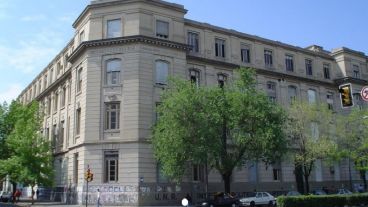 “No es momento para preservar nuestra vida familiar como si viviéramos en una burbuja ideal e irreal sino como vivimos: en relación a la comunidad educativa, regional, global”, señalan en la carta.