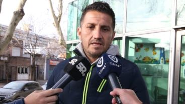 El papá de Benjamín espera novedades frente al hospital de Niños.