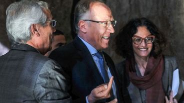 Guillermo Nielsen y Cecilia Todesca llegando al Palacio de Hacienda.