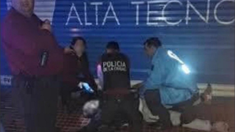 El momento en que la víctima recibe asistencia tras la golpiza. 