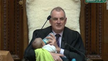 El momento en que el parlamentario le da la "meme" al bebé.
