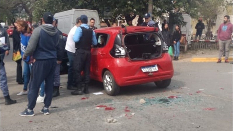 Así quedó el vehículo de la mujer que atropelló a los manifestantes.