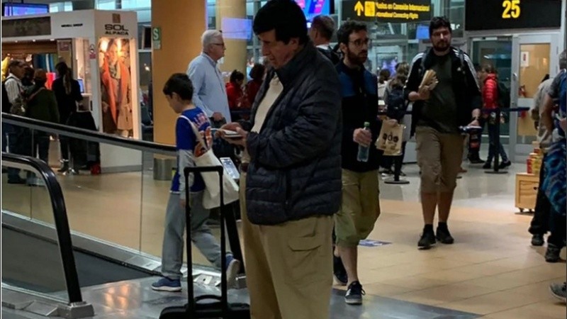 Con el ánimo por el piso, según su entorno, Durán Barba regresó vía Lima.