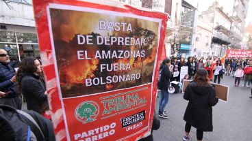 El acto frente al consulado de Brasil en Rosario, España al 800.