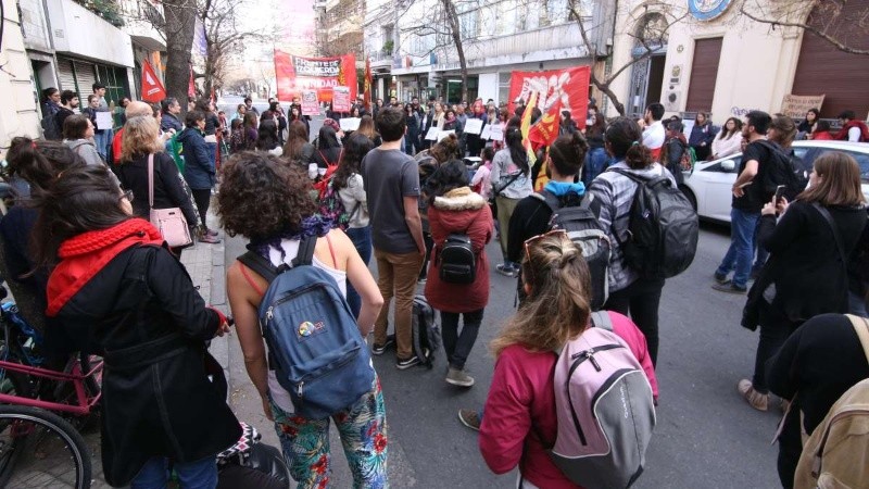 El acto frente al consulado de Brasil en Rosario, España al 800.