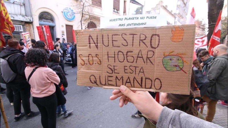 El acto frente al consulado de Brasil en Rosario, España al 800.