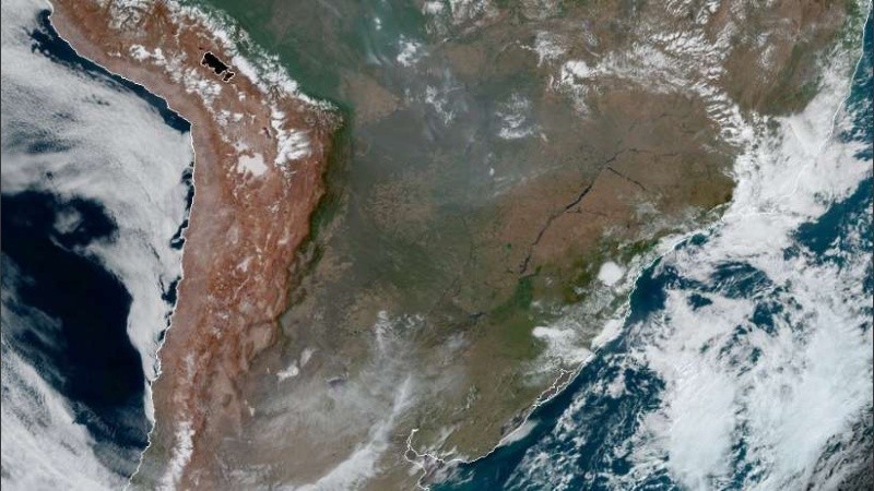 El humo en el norte argentino entre las 15 y las 17 de este viernes.