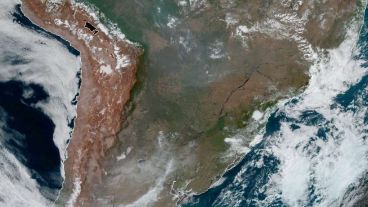 El humo en el norte argentino entre las 15 y las 17 de este viernes.