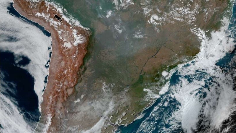 El humo en el norte argentino entre las 15 y las 17 de este viernes.