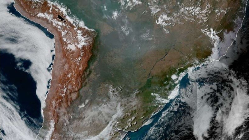 El humo en el norte argentino entre las 15 y las 17 de este viernes.